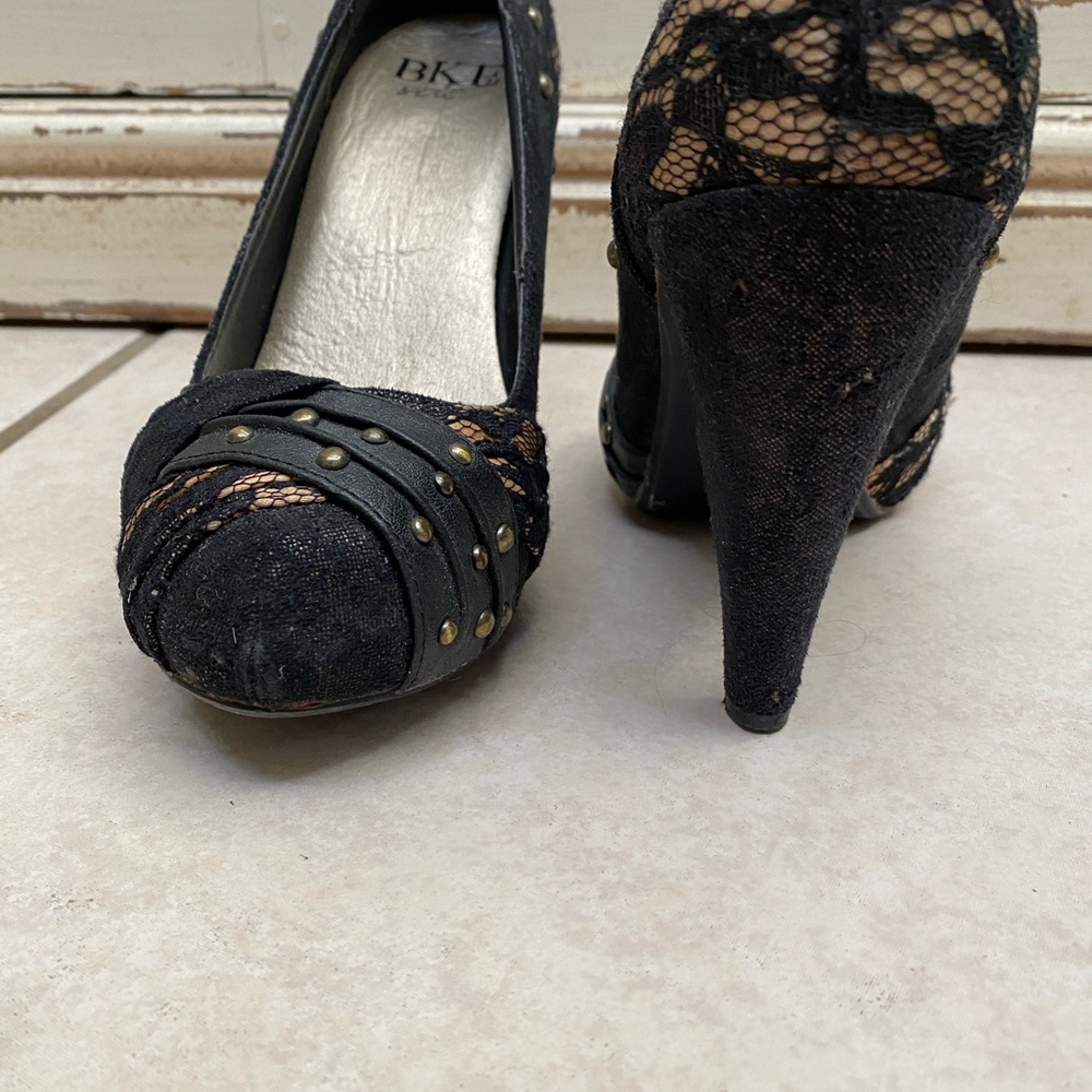 Black and cream lace pumps